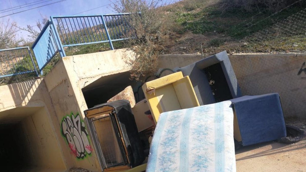 Barricada ahir que tapava el pas sota la via de l'AVE.