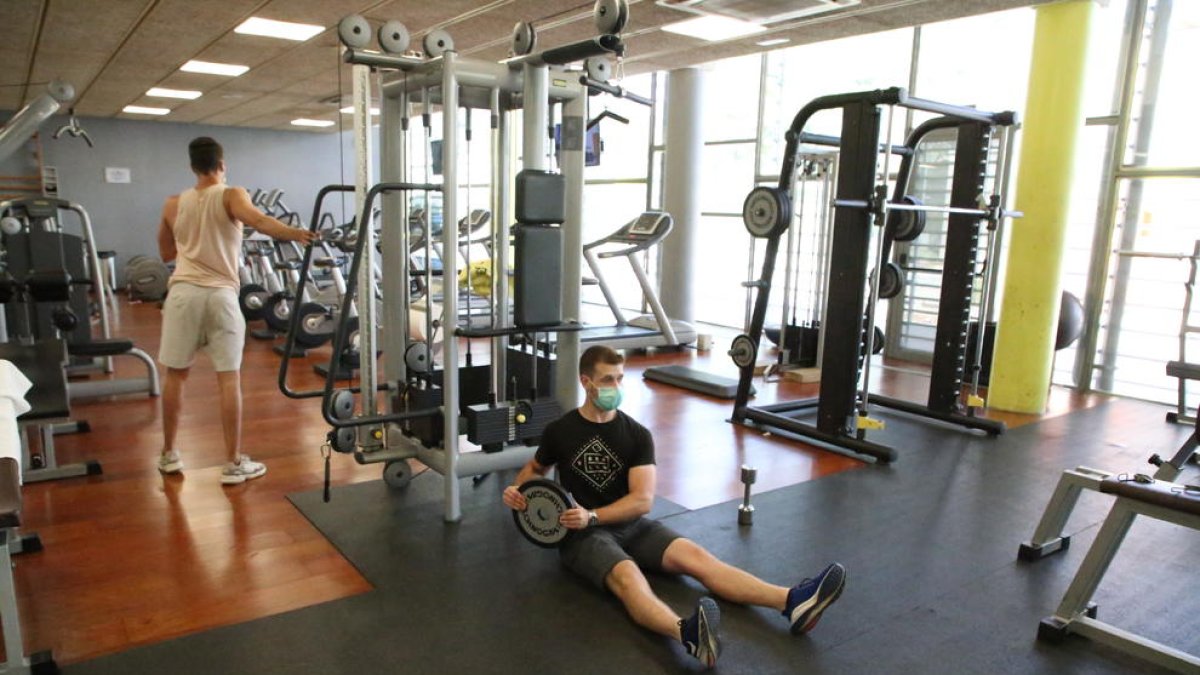 Usuarios del Sícoris ayer en el gimnasio del club donde se limita el aforo al 50 por ciento.