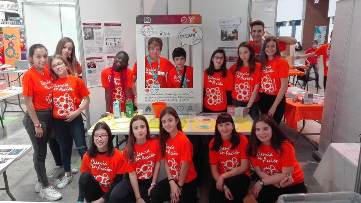 Alumnes del Torre Vicens, amb la samarreta de Ciència en Acció.