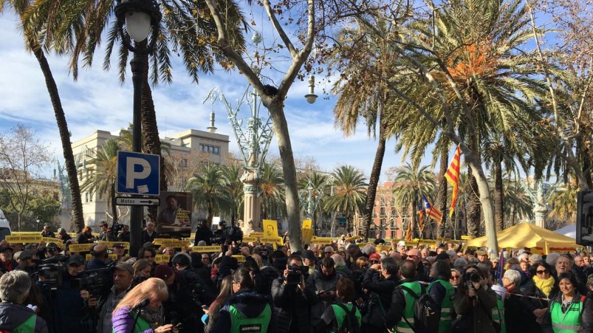 Concentración ante el TSJC en apoyo a Torra y Junqueras.