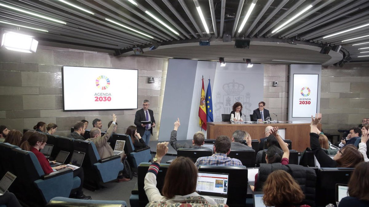Los periodistas preguntan sobre las medidas ante el coronavirus a los ministros de Hacienda y Sanidad.