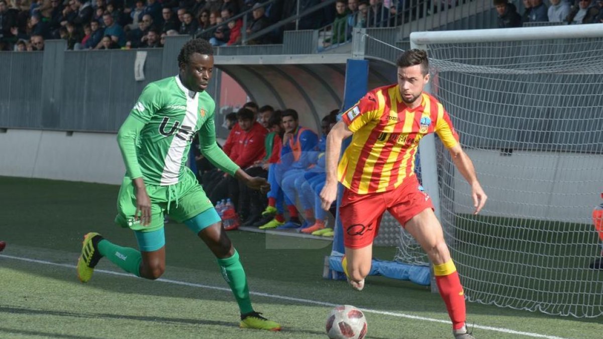 Una acción del partido que disputaron este domingo pasado Cornellà y Lérida.