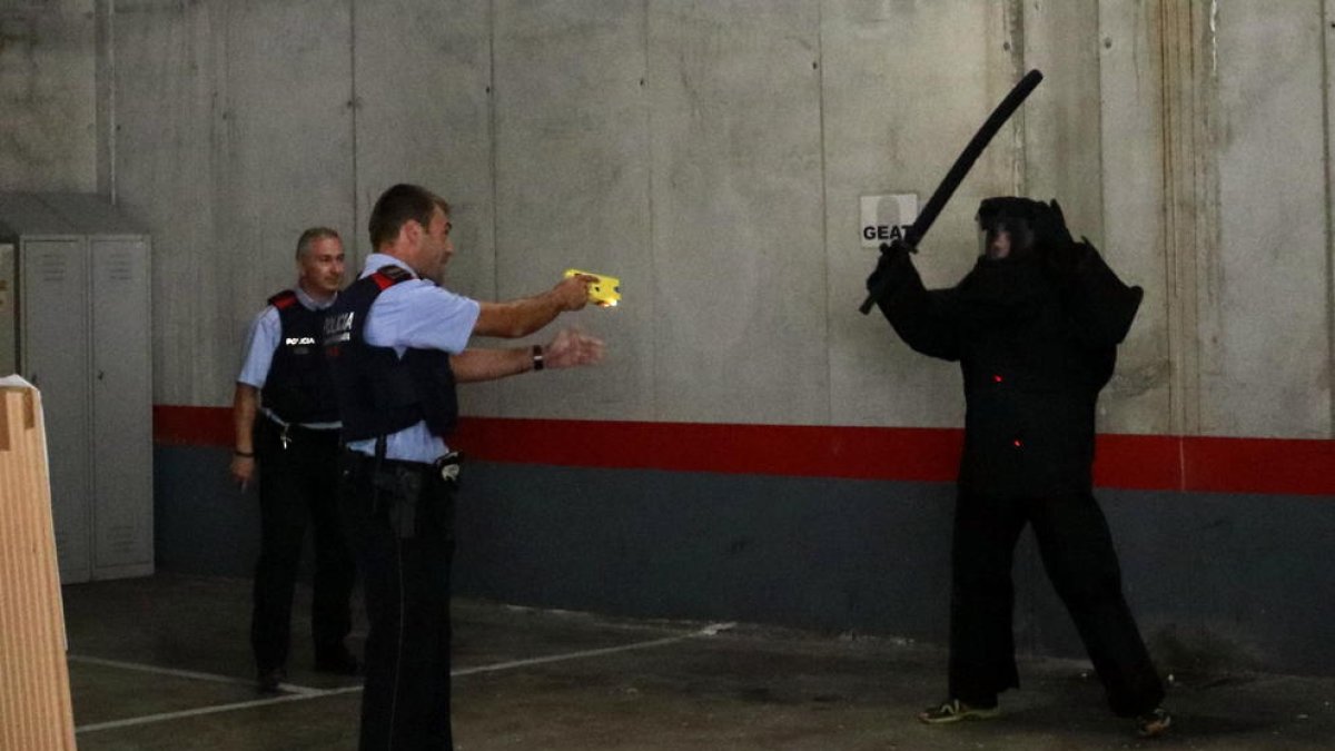 Imagen de archivo de los Mossos mostrando el uso de la Taser.