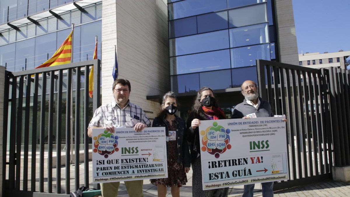 Participants en la concentració davant de l’INSS de Lleida, ahir.