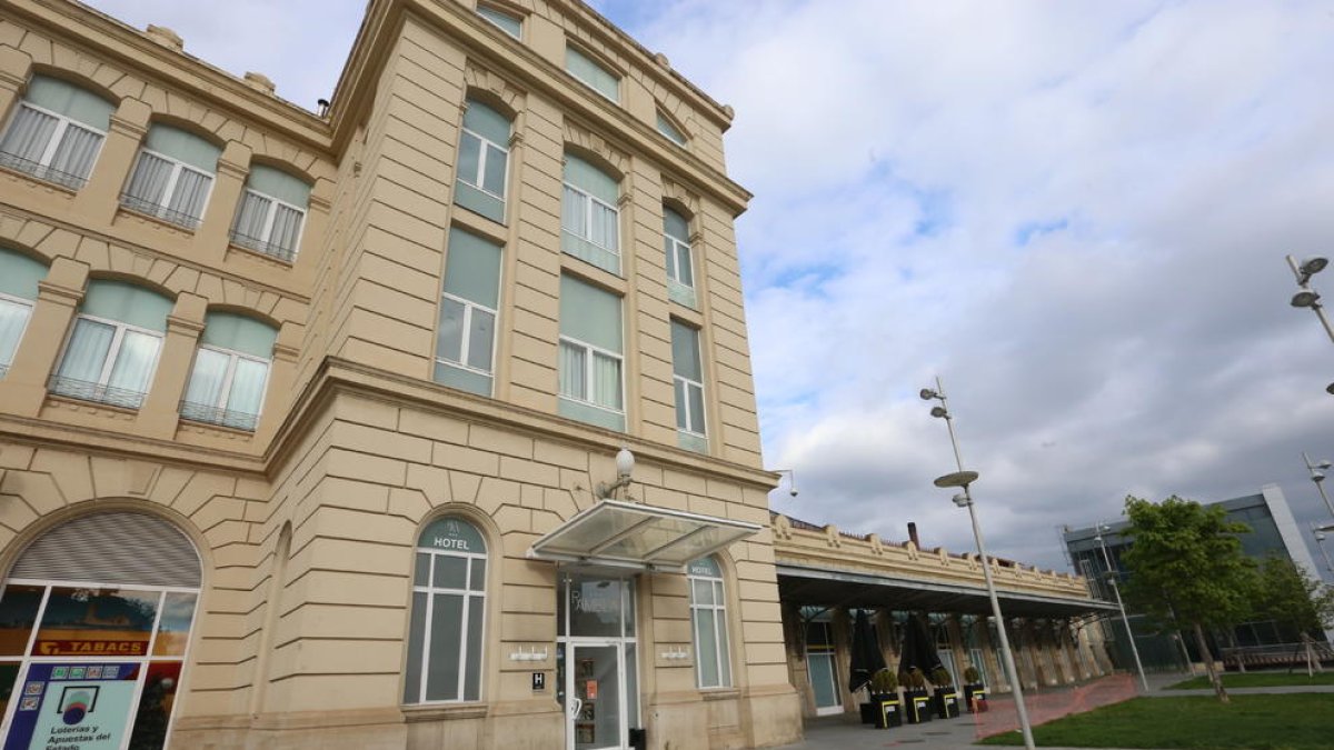 Imatge de l’exterior de l’hotel Rambla, a l’estació de trens.