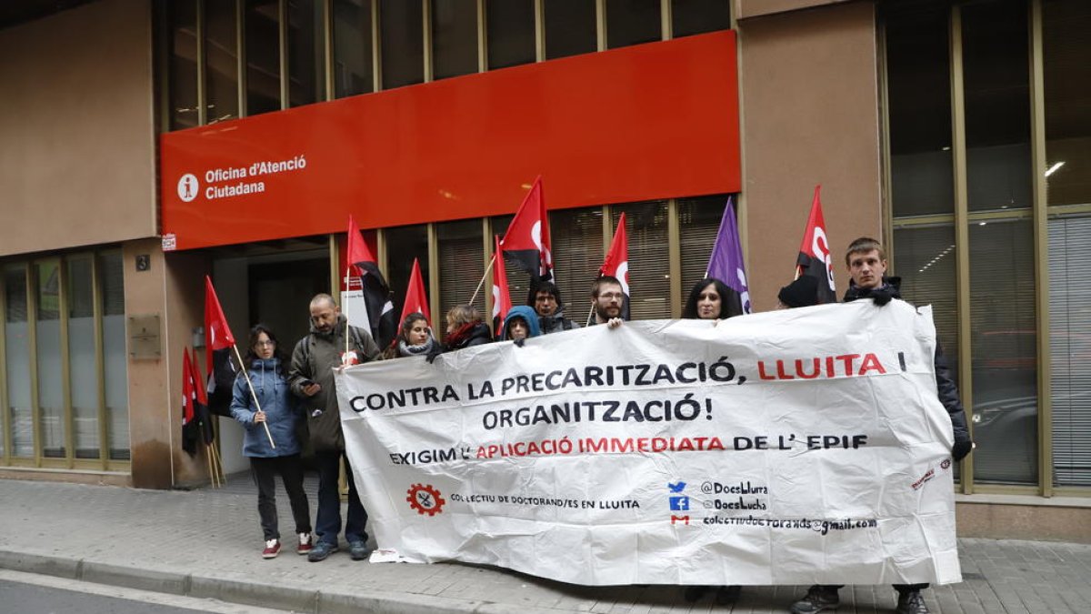Una desena de persones es van concentrar ahir davant de Treball.