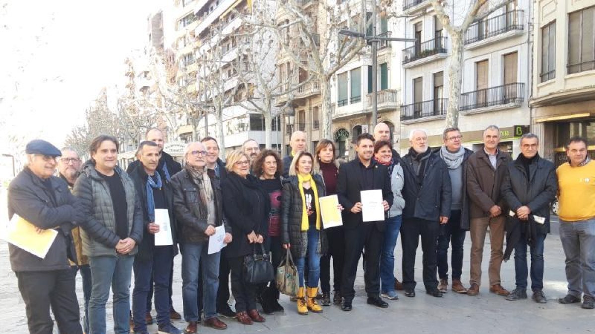 Imatge dels alcaldes que ahir van firmar el manifest a Lleida.