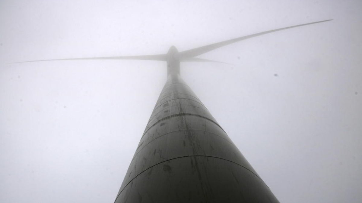 Un molino rodeado de niebla en el parque eólico de Montargull, en la Segarra.