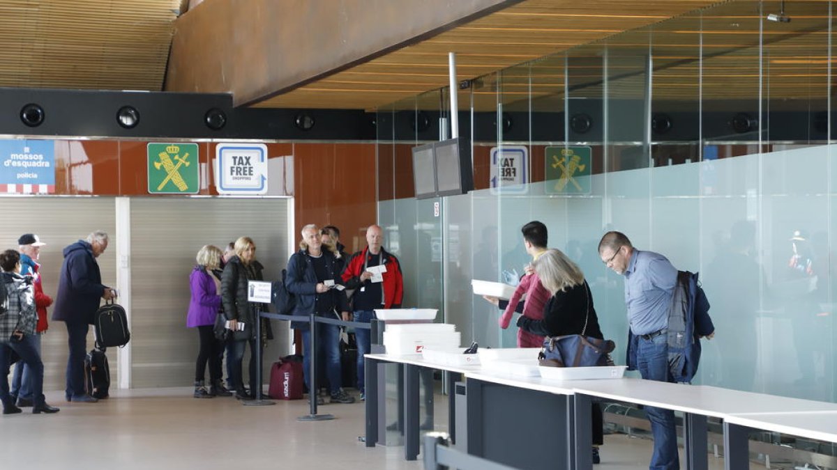 Imatge dels últims esquiadors suecs que van sortir des de l’aeroport d’Alguaire.