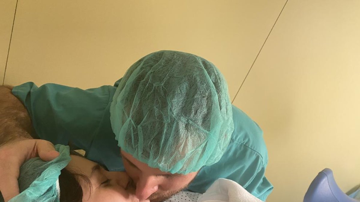 Lídia Martínez i Jordi Sánchez, en el moment del naixement del seu primer fill, el Jordi.