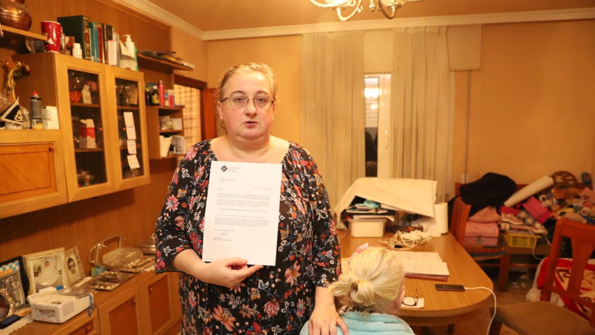 L’afectada mostra la carta que li denega un habitatge de la taula d’emergència.