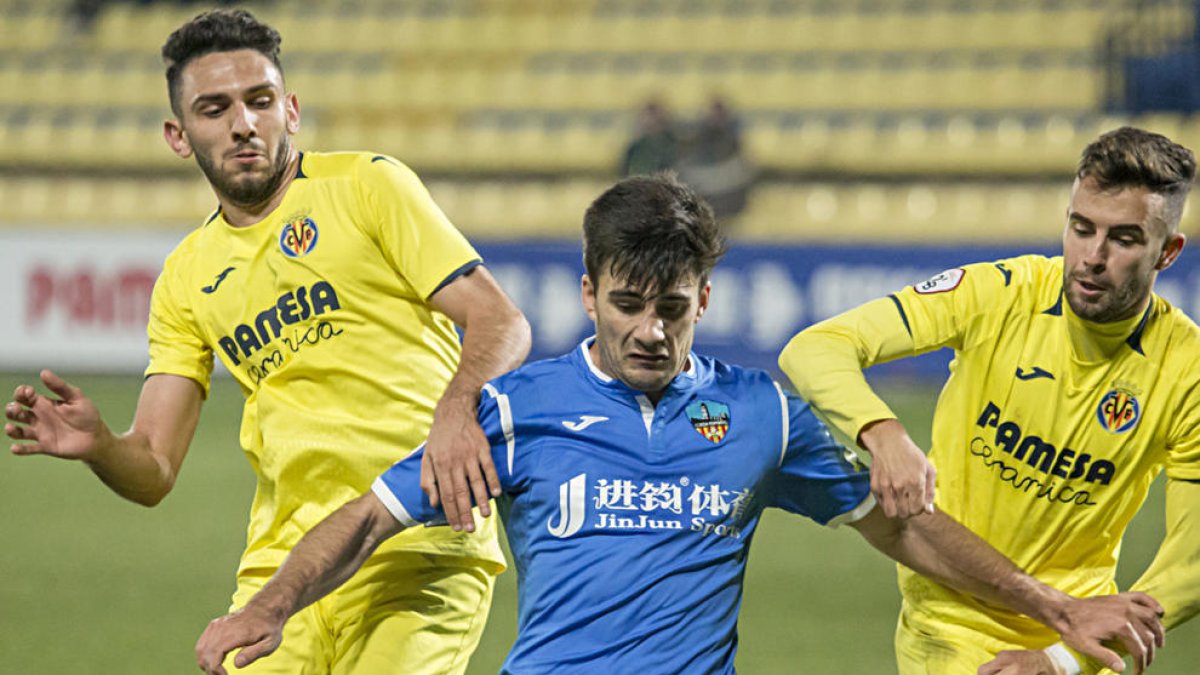 Xemi intenta controlar el balón en una acción del partido del sábado en Villarreal.