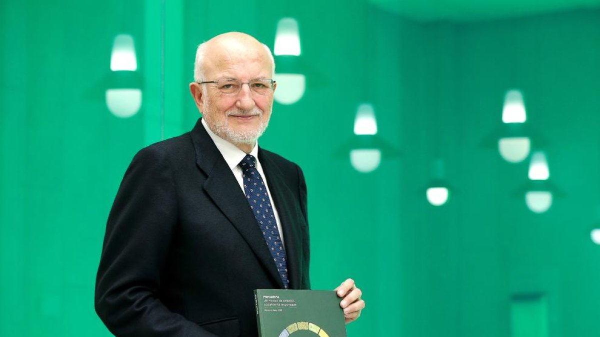 El president de Mercadona, Juan Roig, ahir al posar amb la memòria del 2019 de la companyia.