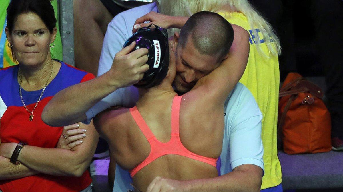 Fred Vergnoux se abraza con Mireia Belmonte en una competición.