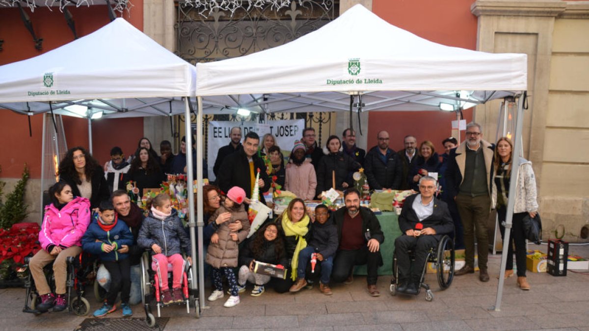 Alumnes de les Escoles Especials Llar de Sant Josep, ahir davant del seu mercat de Nadal.