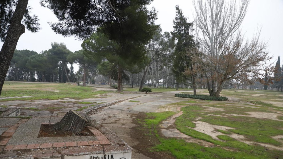 Este es el estado actual del parque de Les Basses, en desuso desde el año 2003.