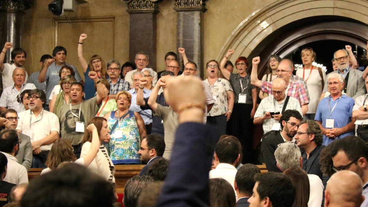 Imagen de archivo de la sesión del Parlament que aprobó en 2017 la anulación de los juicios franquistas.
