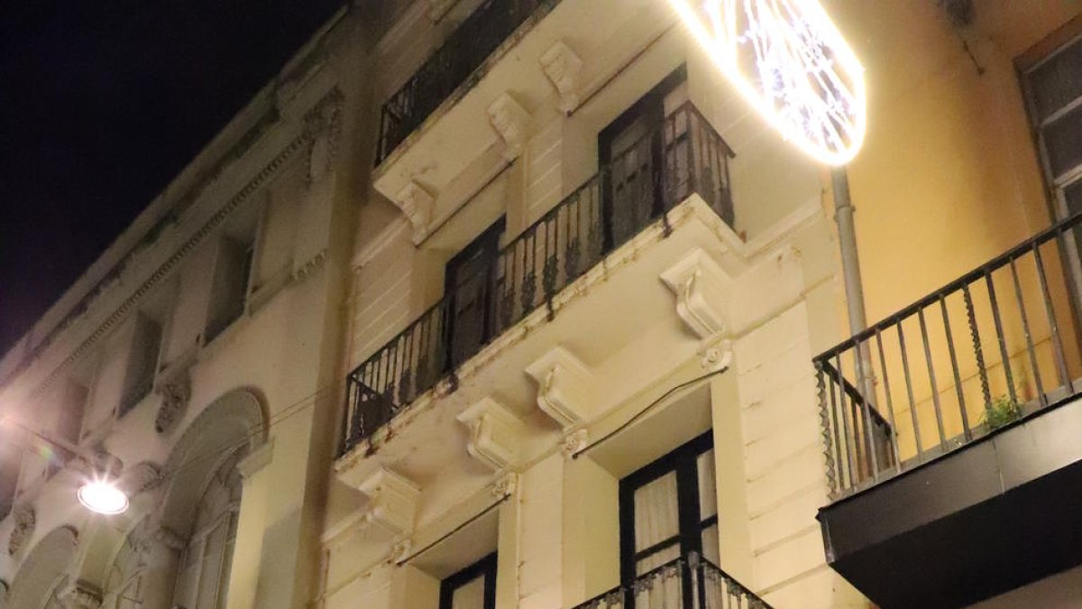 Façana de l’edifici del número 33 del carrer Major.