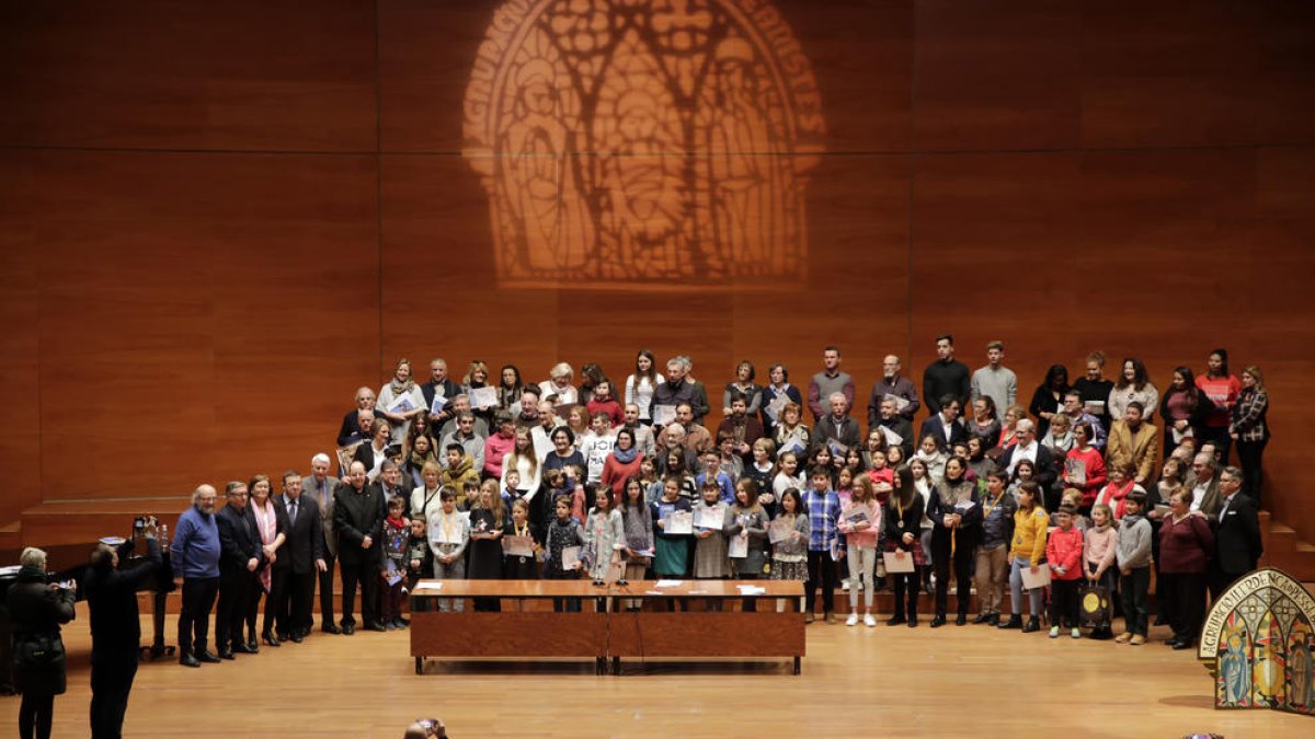 Fotografia final a l’Auditori Enric Granados amb els guanyadors i organitzadors del concurs de l’Agrupació Ilerdenca de Pessebristes.