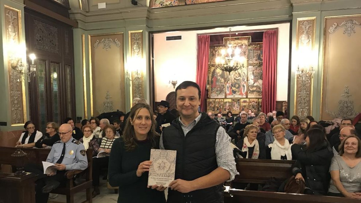 Els escriptors del llibre, Àngels Torrelles i Francesc Closa, en la presentació del llibre.