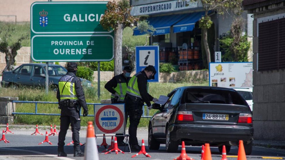 Control de la Policia Nacional a la frontera de Feces de Abaixo, entre Galícia i Portugal.
