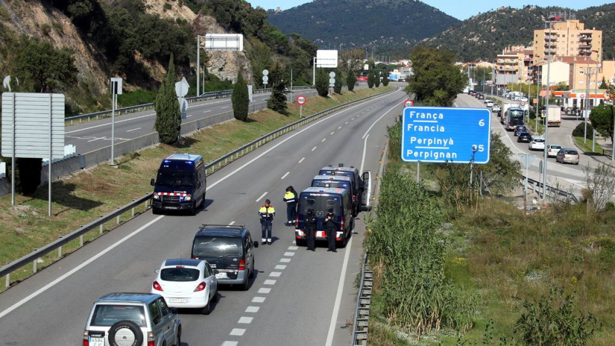 Els transportistes xifren en 15 milions d'euros les pèrdues diàries pel tall a la Jonquera i alerten de desproveïment de productes