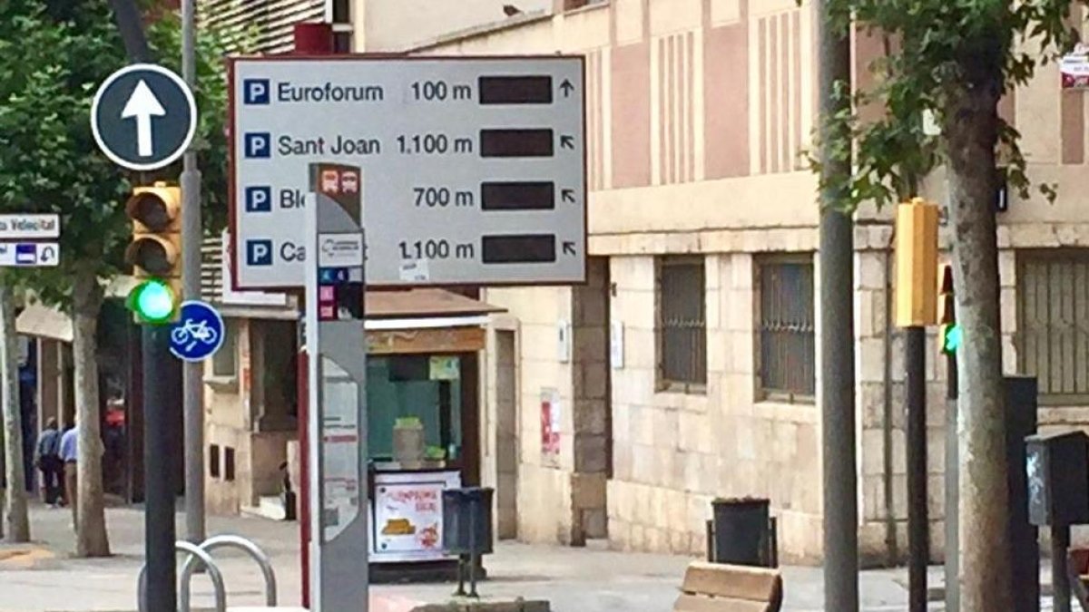La Paeria de Lleida retira los paneles electrónicos que informaban sobre plazas de aparcamiento libres, en desuso hace años