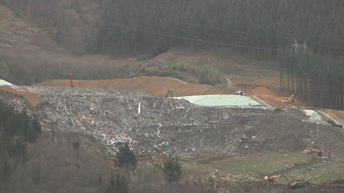 El vertedero de Zaldívar (Vizcaya) se desplomó sobre dos operarios.