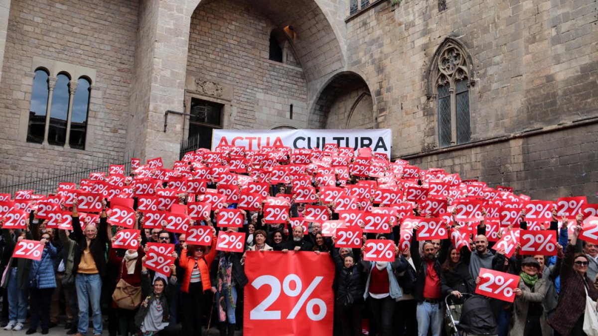 Representantes de las artes escénicas, el arte, la música, el audiovisual y las letras se manifestaron el lunes en la plaza del Rei de Barcelona.