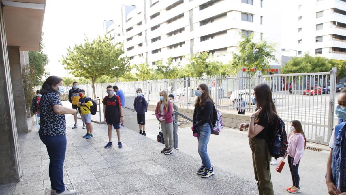 Alumnes a l’entrada d’un col·legi de la capital el mes de juny passat.