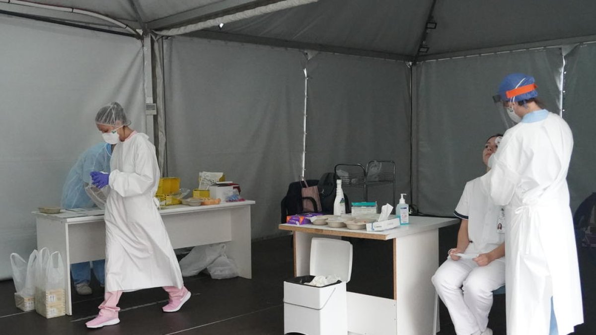 Personal sanitari realitza tests a l’hospital de Basurtu.