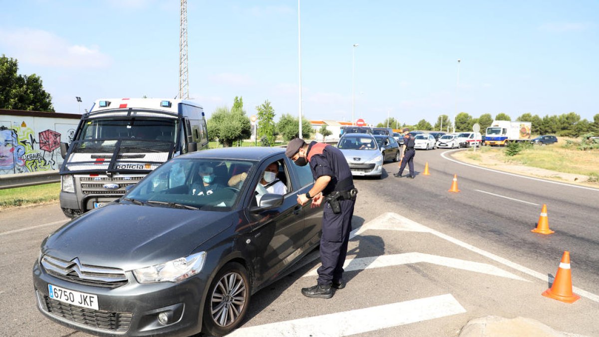 Un agent dels Mossos en un control a Alpicat ahir per evitar desplaçaments sense justificació.