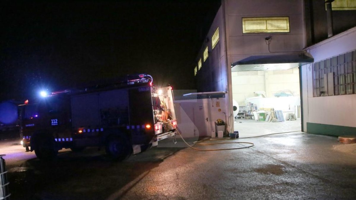 Un intoxicat en un incendi a Almacelles