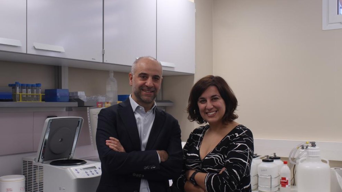 Javier Martínez-Picado y la investigadora Maria Salgado, del IrsiCaixa.