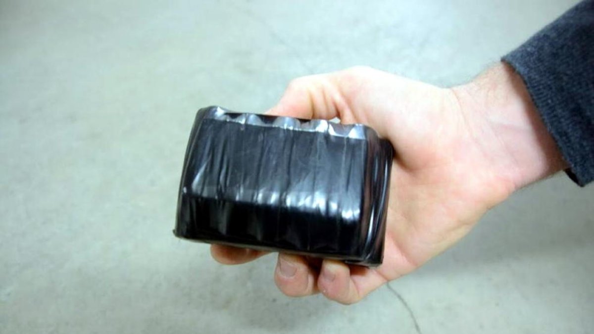 Una de les balises col·locades al cotxe de Puigdemont.