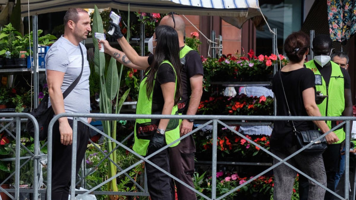 Control de temperatura per entrar a un mercat a Roma.