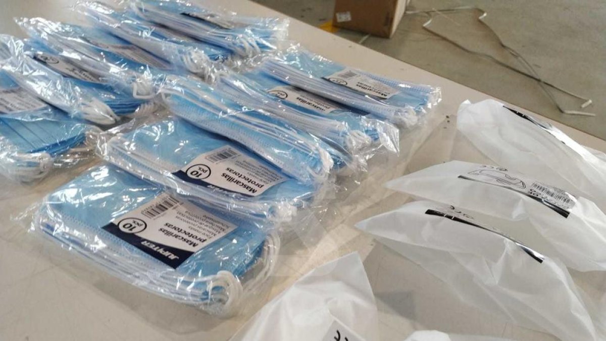 Reparteixen mascaretes a l'estació d'autobusos de Lleida i arriba material a la Diputació