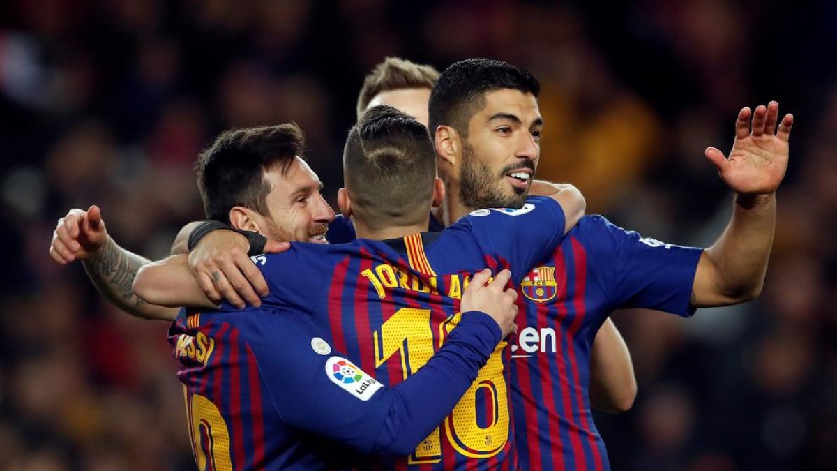 Leo Messi, Luis Suárez i Jordi Alba celebren el gol anotat per l’argentí, el número 400 del seu compte a la Lliga espanyola.