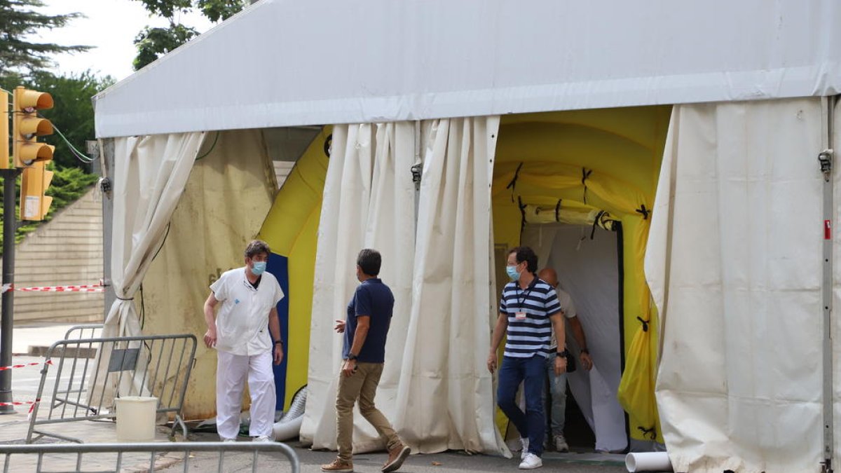 Carpa per atendre pacients amb símptomes al costat del CUAP de Prat de la Riba - La carpa instal·lada al costat del CUAP de Prat de la Riba centralitza ara l’atenció incial a pacients amb símptomes de coronavirus. L’objectiu és que no vagi ...
