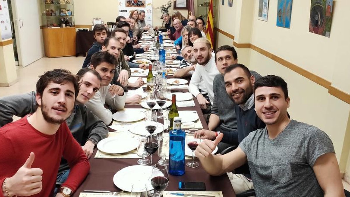 La plantilla del Lleida Llista va fer un sopar al local de la Fecoll.
