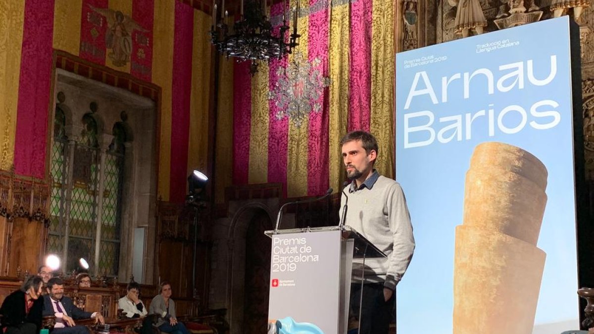 El filólogo leridano Arnau Barios recibió ayer el premio en el Saló de Cent del ayuntamiento barcelonés.