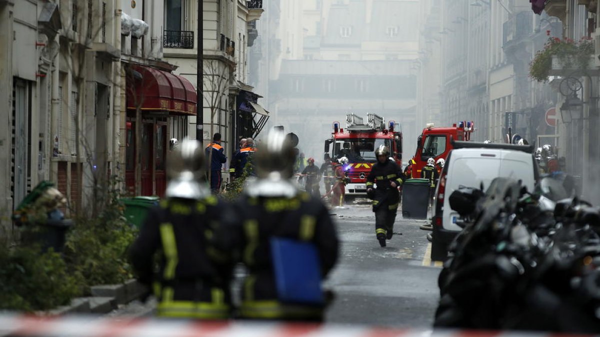 Equips d’emergència treballant al lloc de l’explosió en una fleca del centre de París.