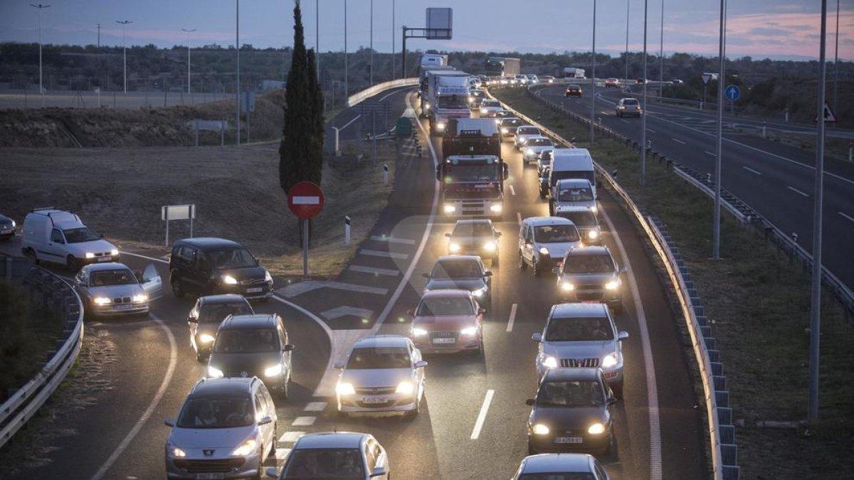 L'impost del CO2 a cotxes i furgonetes es cobrarà a partir del novembre del 2020