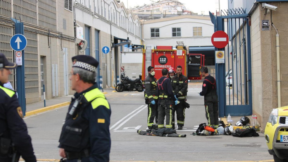 Una dotación de Bomberos frente a la entrada de la química.