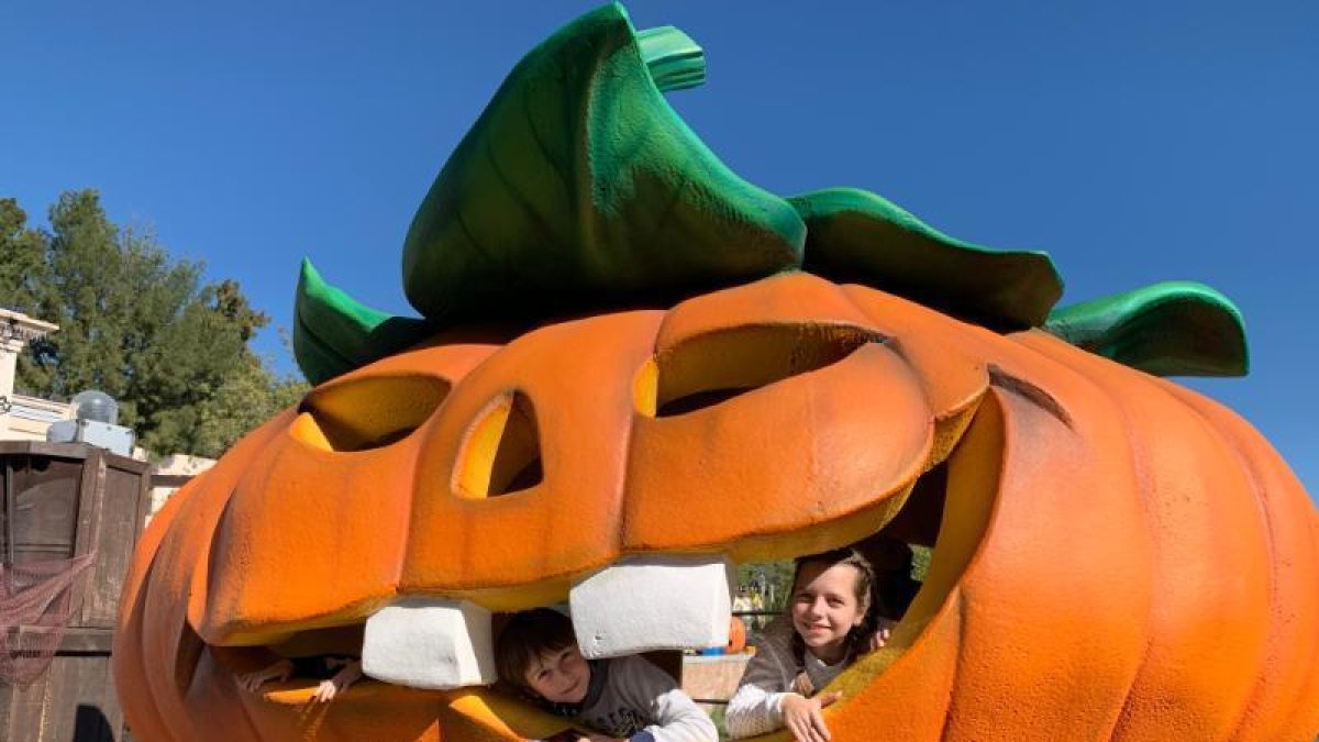 L'Abril i el seu germà Marcel van gaudir d'un Port Aventura Park decorat per a l'ocasió.