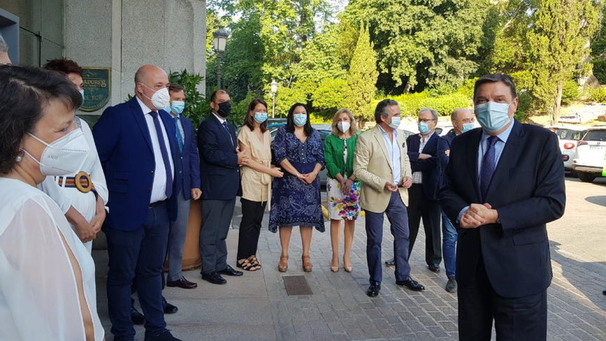 El ministre Planas, a la dreta, a la seua arribada a l’acte de la Ser.