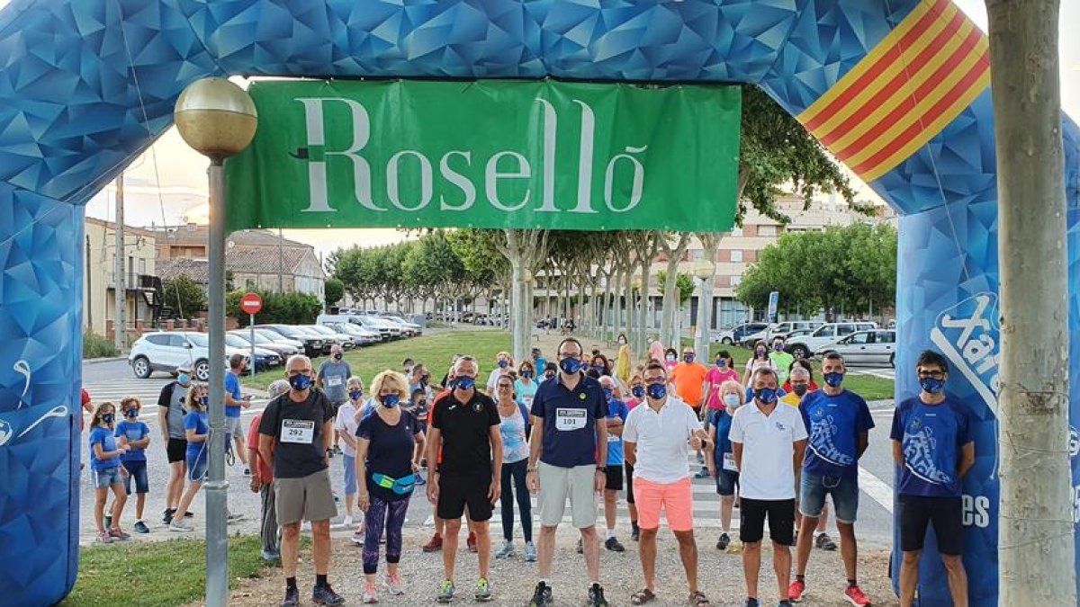 Alguns dels participants a la Caminada a la Llum de la Lluna, a Mollerussa.