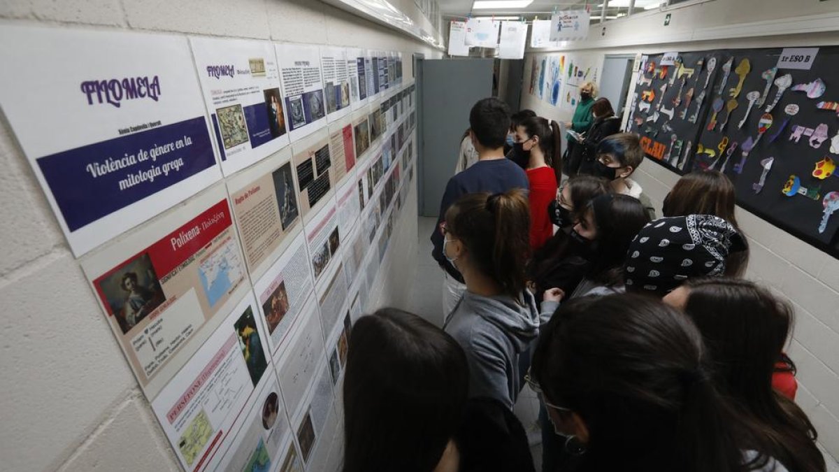 Alumnes de Batxillerat del Guindàvols, davant un mural sobre la violència de gènere en la mitologia.