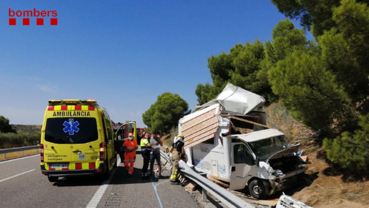 Estado en el que quedó la autocaravana tras el accidente.