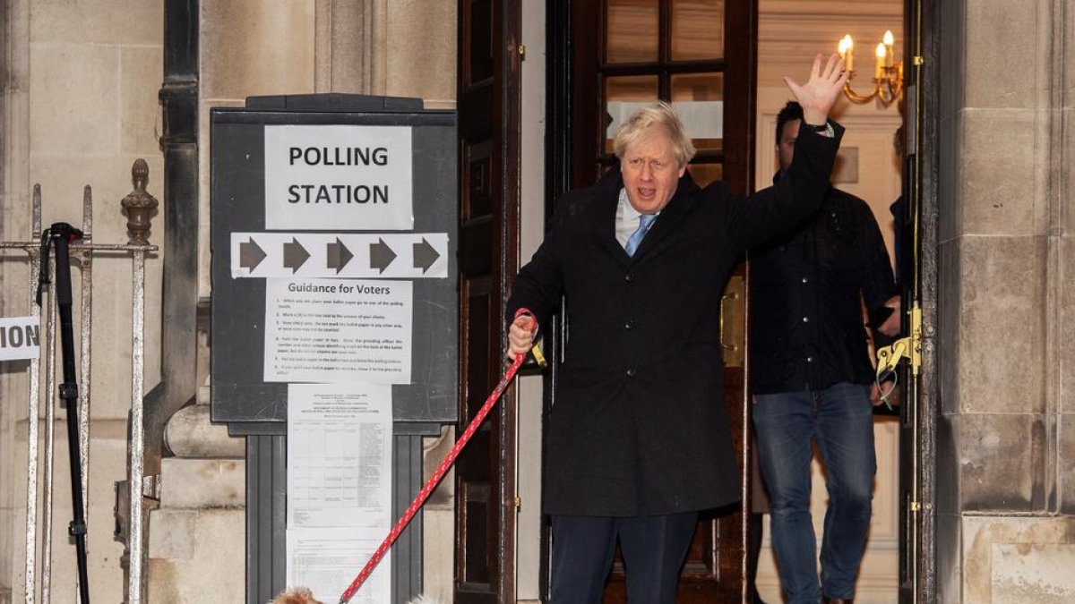 El líder dels conservadors, Boris Johnson, va acudir a votar amb el seu gos, amb el qual va poder entrar al col·legi electoral.